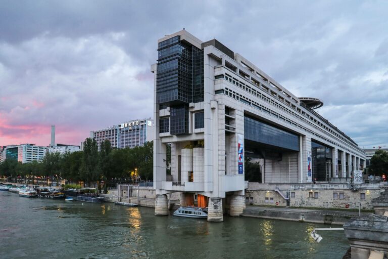 La France au bord du gouffre : le déficit public frôle les 6% et la dette explose
