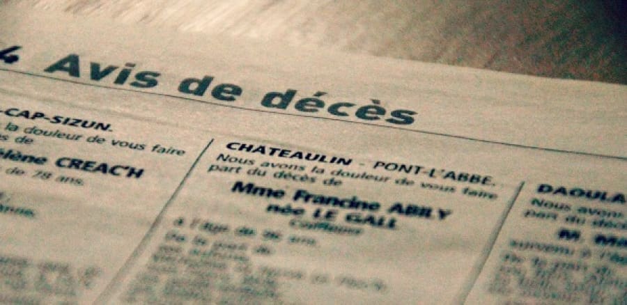 INSOLITE : Il découvre son propre avis de décès dans le journal. Ses proches assistent à ses funérailles