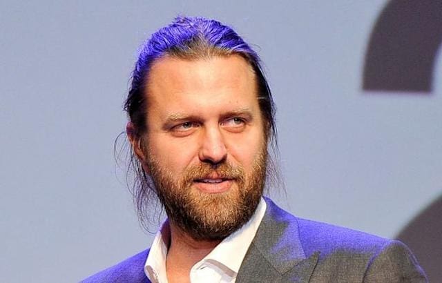 Le réalisateur Carl Rinsch détourne 11 millions, s’offre Rolls et Ferrari puis finit (évidemment) en procès