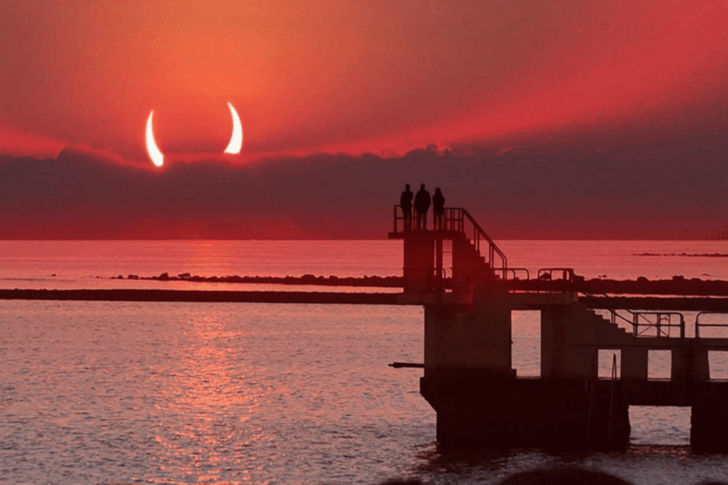 58d429bf-eclipse-solaire-du-29-mars-comment-apparaissent-les-cornes-du-diable_png__w1280
