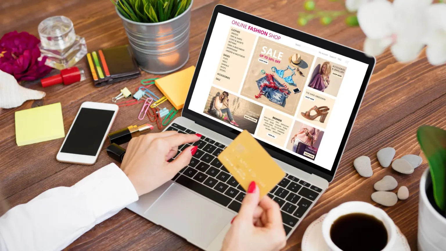 Le principe de "Achetez maintenant, payez plus tard", également connu sous le sigle BNPL (Buy Now, Pay Later), a entraîné un changement radical dans la manière dont les consommateurs dépensent, en particulier dans le domaine du shopping en ligne. Ce modèle permet aux consommateurs d'acheter des produits et services immédiatement, tout en reportant le paiement à plus tard, souvent sous forme de paiements échelonnés, avec ou sans intérêts. Le principe de "Achetez maintenant, payez plus tard" a gagné en popularité ces dernières années, stimulé par les avancées technologiques, l'augmentation des achats en ligne, ainsi que le désir des consommateurs d'avoir plus de flexibilité financière. Qu'est-ce que le principe "Achetez maintenant, payez plus tard" ? "Achetez maintenant, payez plus tard" est un modèle de financement à court terme qui permet aux consommateurs d'effectuer des achats et de payer en plusieurs fois, généralement sans intérêts si le paiement est effectué dans les délais. Cette idée est apparue pour la première fois dans le commerce traditionnel, mais a pris un essor considérable avec l'avènement du commerce électronique. Selon un article publié sur le site économique "Investopedia", la méthode "Achetez maintenant, payez plus tard" a gagné en popularité au début de la pandémie de Covid-19, lorsque de nombreux consommateurs se sont tournés vers les achats en ligne. Ces plans ont attiré les consommateurs à la recherche de solutions flexibles pour gérer leurs ressources financières, notamment dans un contexte économique incertain. Comment le principe "Achetez maintenant, payez plus tard" a-t-il modifié les habitudes de consommation ? Le principe "Achetez maintenant, payez plus tard" a transformé les habitudes de consommation dans le monde entier de plusieurs façons, notamment : Augmentation des dépenses impulsives Ce principe encourage les décisions d'achat rapides et non planifiées, car les consommateurs peuvent obtenir ce qu'ils veulent sans avoir à réfléchir au coût total. Les promotions et publicités mettant en avant les options de paiement échelonné stimulent également les achats impulsifs. Expansion du pouvoir d'achat Les consommateurs peuvent acheter des produits ou services de plus grande valeur que ce qu'ils pouvaient se permettre auparavant, ce qui augmente les dépenses globales. Cela génère une demande accrue pour les biens et services, ce qui profite aux entreprises et aux commerçants. Changement des habitudes d'épargne Les consommateurs peuvent être tentés de réduire leurs économies, estimant qu'ils ont plus de flexibilité financière et une capacité accrue à supporter des dettes. Cela peut entraîner une baisse des taux d'épargne et une dépendance accrue au crédit. Impact sur le budget personnel Si les paiements ne sont pas gérés de manière responsable, les consommateurs peuvent accumuler d'importantes dettes, ce qui peut entraîner des difficultés financières et du stress. Il est donc essentiel d'établir un budget précis et de suivre les paiements pour éviter de tomber dans le piège des dettes. Les avantages qui ont favorisé la popularité du "Achetez maintenant, payez plus tard" Voici les principales raisons qui ont facilité l'adoption rapide du principe "Achetez maintenant, payez plus tard" : Facilité et rapidité Ce service se distingue par sa simplicité, permettant aux consommateurs de finaliser leurs achats rapidement, sans avoir à remplir de formulaires longs ou à attendre des approbations complexes. Ces options de paiement sont souvent intégrées directement dans les pages de paiement en ligne, rendant le processus fluide et pratique. Flexibilité financière Les plans de paiement échelonné offrent aux consommateurs la possibilité de répartir le coût des achats sur plusieurs paiements, allégeant ainsi la pression sur le budget mensuel. Cette flexibilité permet aux consommateurs d'acheter des biens ou services qu'ils ne pourraient pas se permettre de payer en une seule fois. En résumé, le principe "Achetez maintenant, payez plus tard" a modifié les comportements d'achat des consommateurs, augmentant les dépenses impulsives et élargissant le pouvoir d'achat. Cependant, il est crucial que les consommateurs utilisent ce service avec prudence et gèrent correctement leurs paiements pour éviter l'accumulation de dettes.