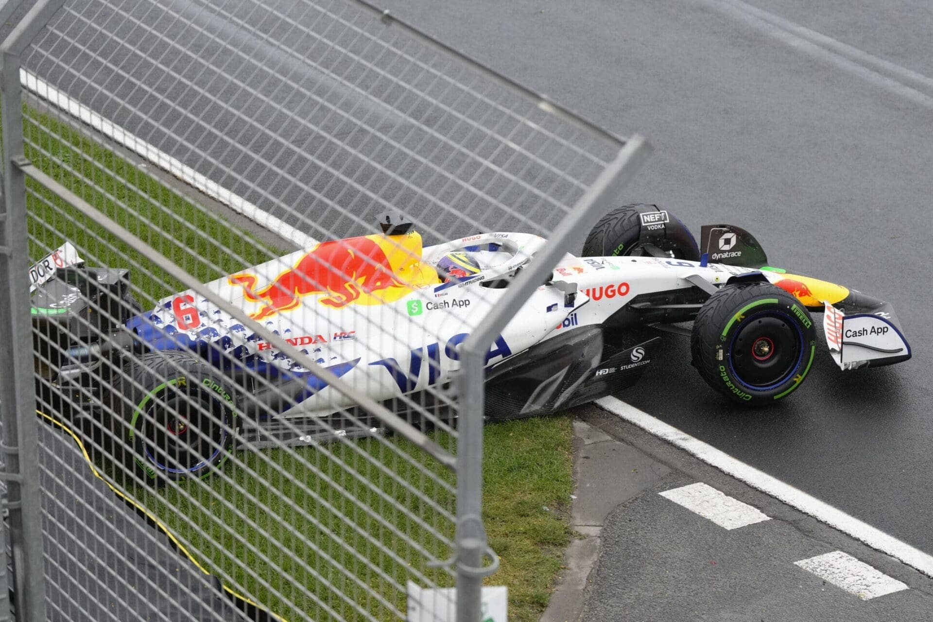 Grand Prix d'Australie - Cauchemar pour le Français Isack Hadjar, qui pour sa première course sort dans le tour de formation. Victoire de Lando Norris sur McLaren