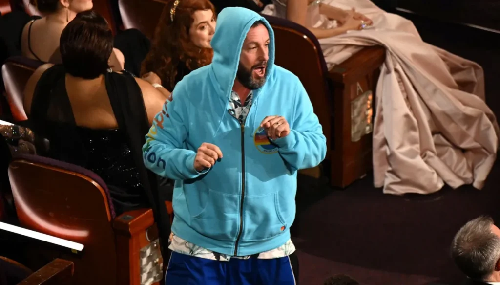 Adam Sandler fait irruption aux Oscars avec un look sportif… et un moment spontané avec Timothée Chalamet