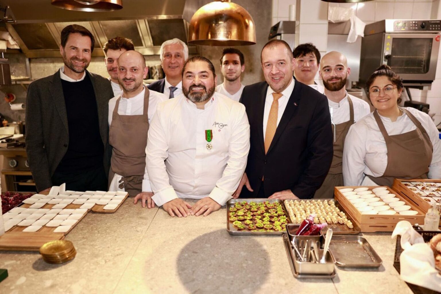 Le chef étoilé libanais Alan Geaam reçoit ses Insignes de Chevalier du Mérite Agricole. La reconnaissance d'un brillant autodidacte