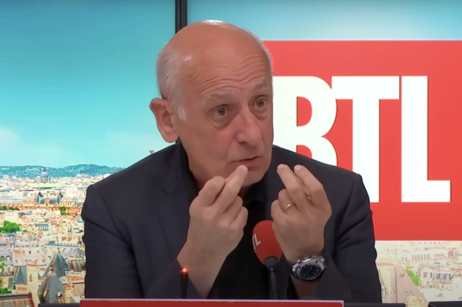 Jean-Michel Aphatie banni de l'antenne de RTL suite à ses propos sur l'Algérie, la France et les nazis