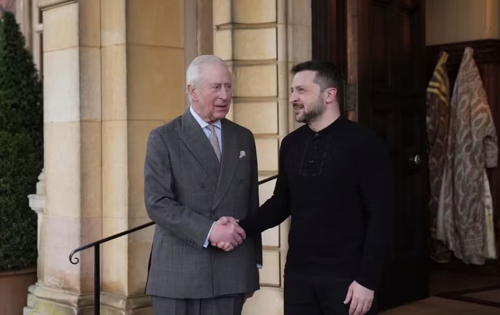 Zelensky reçu en urgence par le roi Charles III après son clash avec Trump !