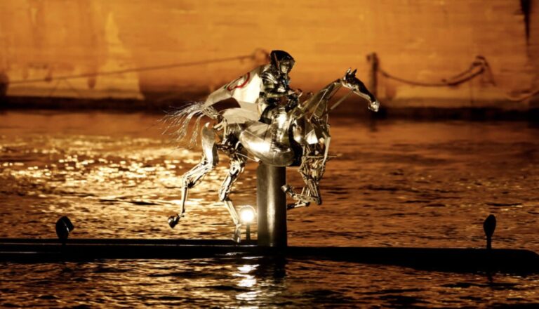 Zeus, le cheval métallique des JO, part en tournée à travers la France