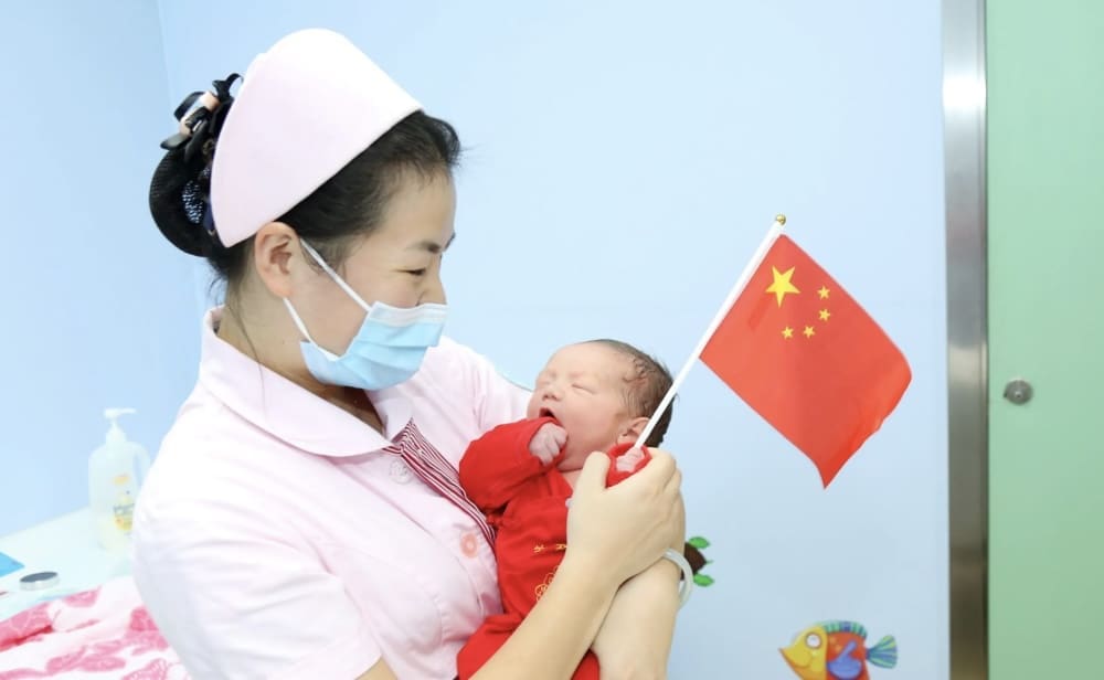 Un mariage, un bébé ou la porte! La Chine pousse ses employés à se marier et avoir des enfants, sous peine de licenciement
