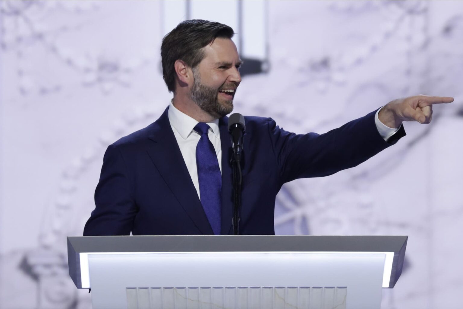 J.D. Vance critique l’Europe et appelle à plus d’indépendance