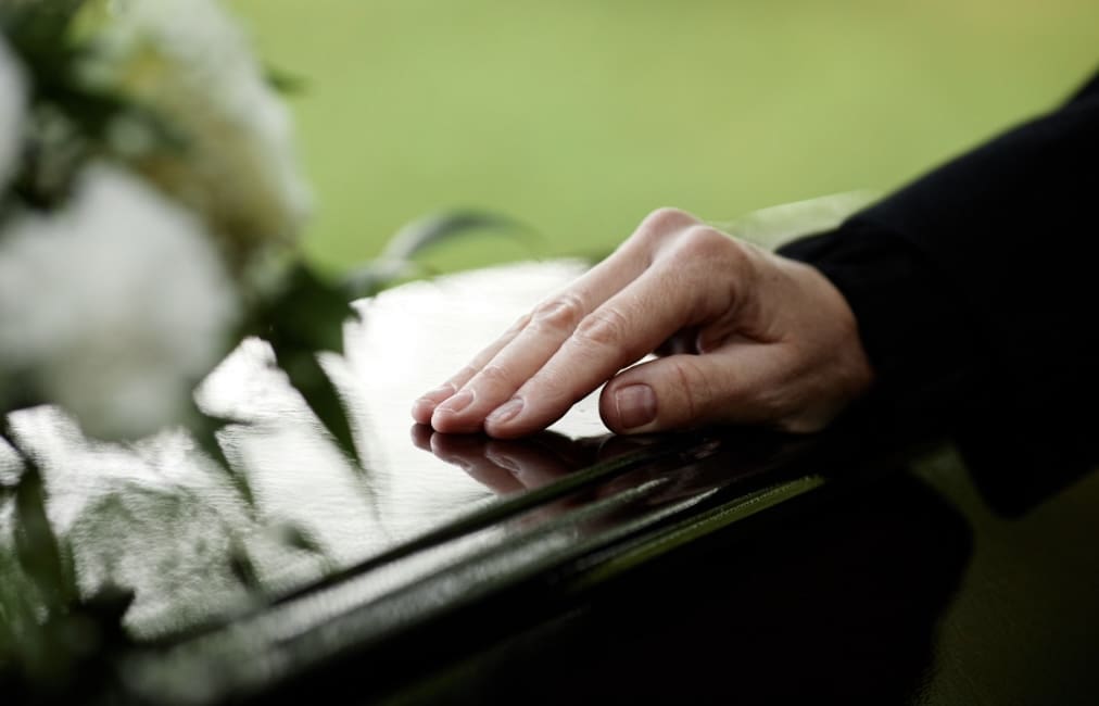 Une femme succombe à une crise cardiaque lors des obsèques de son mari