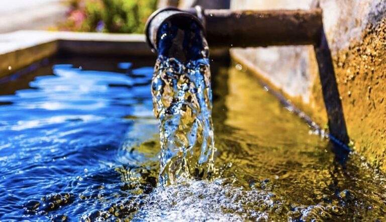 Elle découvre la plus vieille eau du monde… et décide d’y goûter !