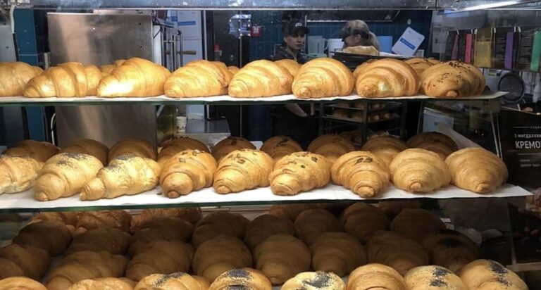 LIFESTYLE : « Lviv Croissants » débarque en France. Des viennoiseries salées venues d’Ukraine qui intriguent les Français