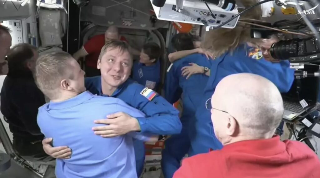 La relève est arrivée pour les astronautes bloqués dans l'ISS Centre spatial Kennedy (États-Unis) (AFP) – L'heure de la relève a sonné pour les deux astronautes bloqués depuis plus de neuf mois à bord de la Station spatiale internationale (ISS), dont le retour sur Terre approche depuis l'arrivée dimanche d'un nouvel équipage véhiculé par le vaisseau Crew Dragon de l'entreprise SpaceX d'Elon Musk.