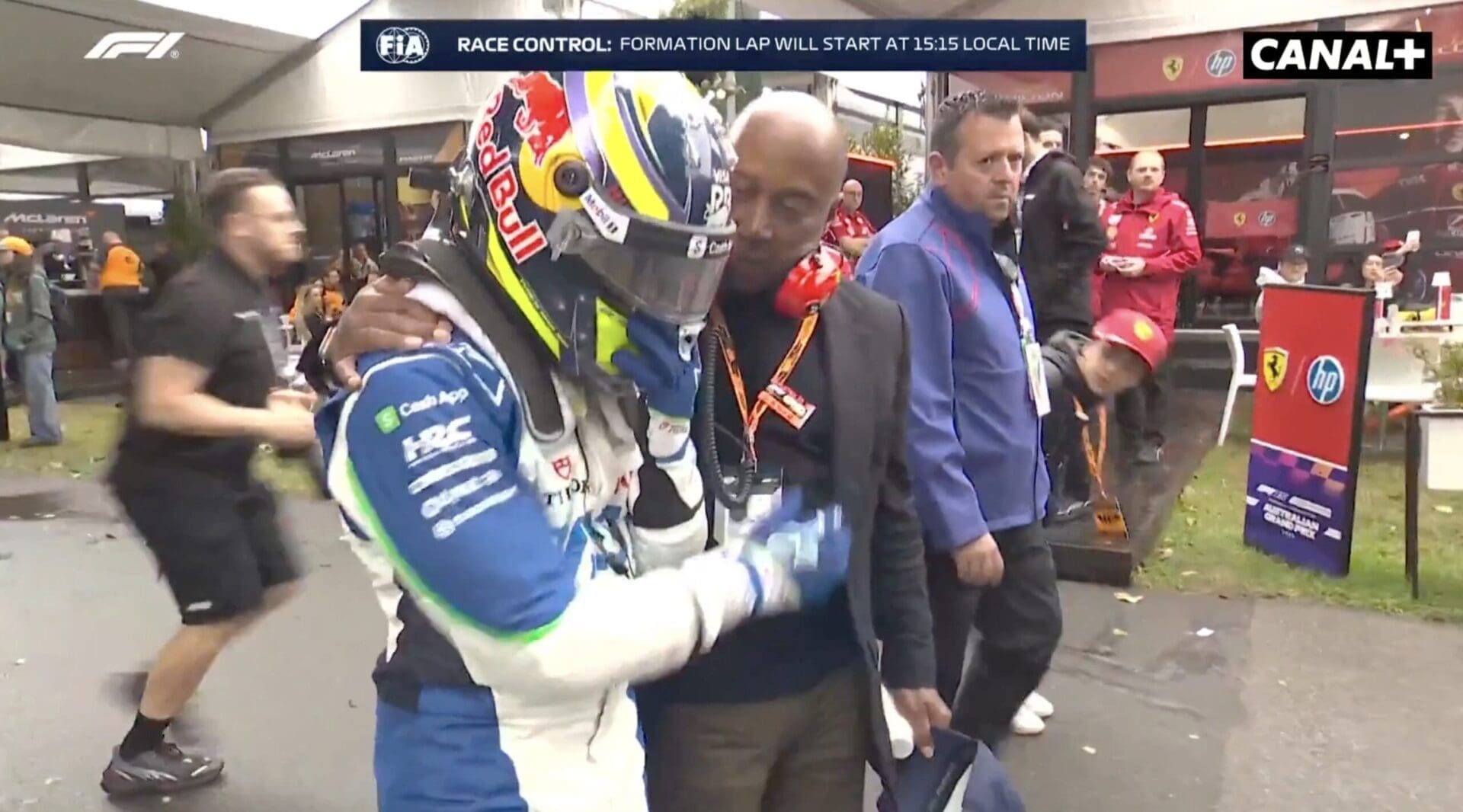 F1 - Le père de Lewis Hamilton console le Français Isack Hadjar après son crash au Grand Prix d'Australie