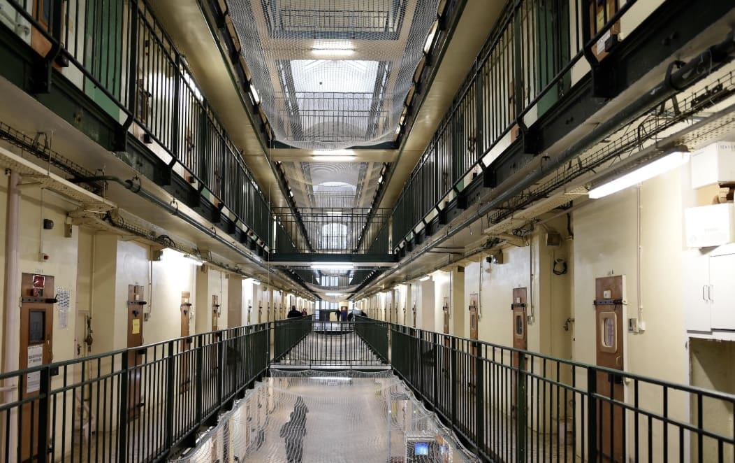 Prison de la Santé : un surveillant jugé pour viols sur un détenu en échange de tabac