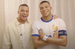 Kylian Mbappé, seul joueur de l'Histoire à avoir 3 statues dans 3 pays