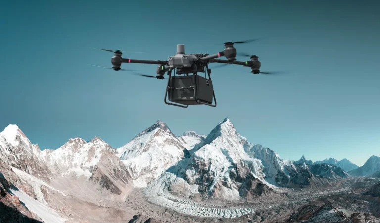 Drones sur l’Everest : bientôt des livraisons d’oxygène… et peut-être de pizzas ?