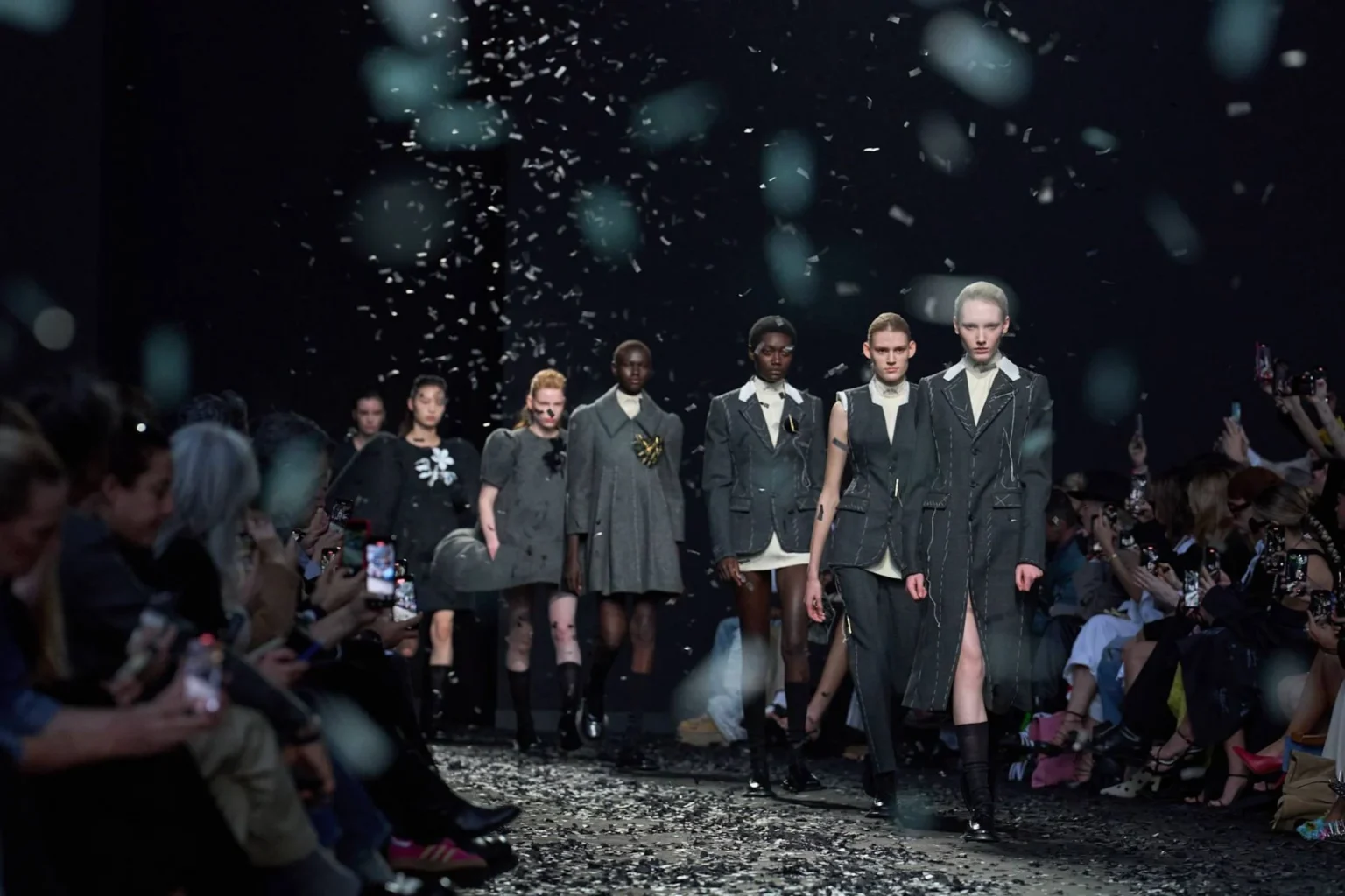 Défilé Moschino Automne 2025: Un appel à l'éveil et un style festif