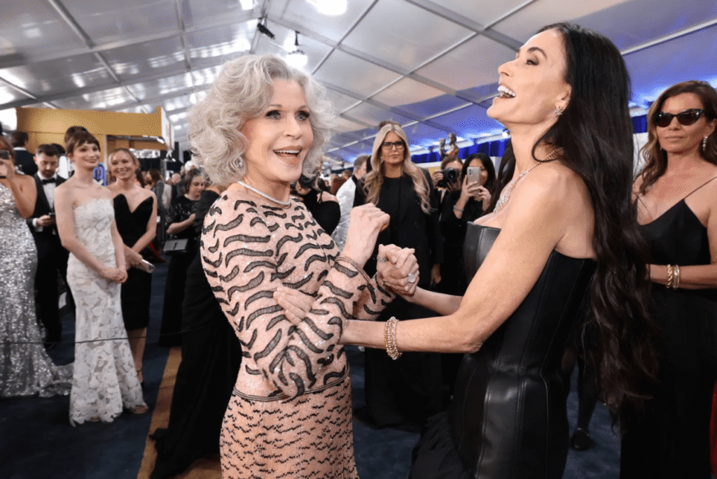 Demi moore et jane fonda... une histoire d'addiction à la chirurgie esthétique couronnée de succès par le temps