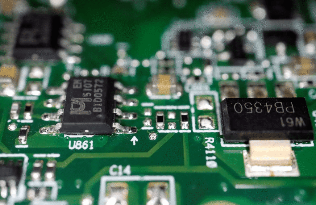 Des puces semi-conductrices sur une carte de circuit imprimé dans cette illustration