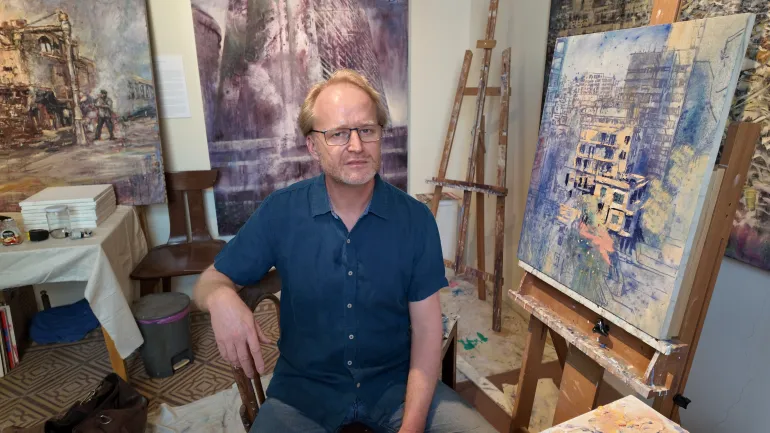 Des tableaux par un artiste britannique représentant les tragédies de la guerre israélienne au Liban et à Gaza