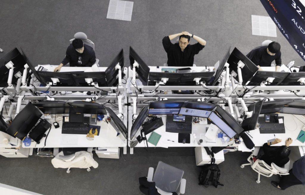 Des traders travaillant à la Banque Hana à Séoul, en Corée du Sud (Agence de protection de l’environnement).