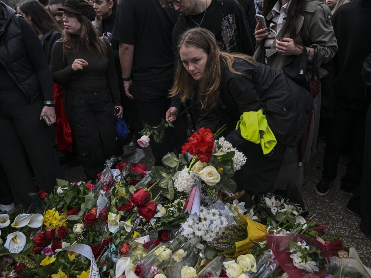 VIDÉO - Des cercueils apportés à la cérémonie funéraire pour les victimes de l’incendie en Macédoine du nord
