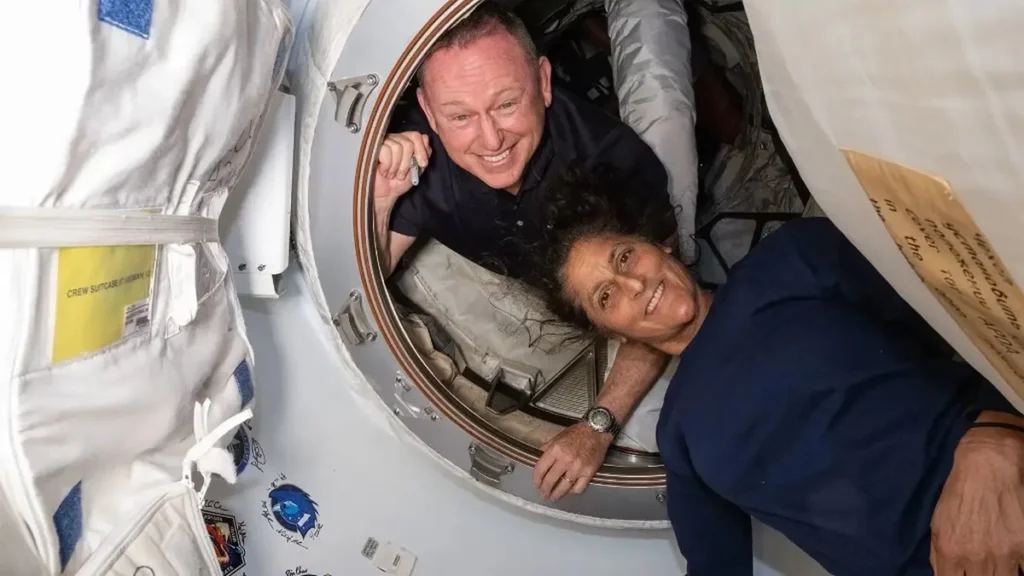 EN VIDEO Williams, Wilmore et leurs coéquipiers quittent la capsule SpaceX après leur retour sur terre