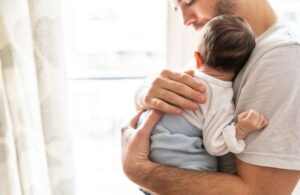 Étude: Les mères sont plus enclines à croire que les enfants ressemblent à leurs pères