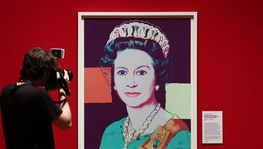 Exposition d’une sérigraphie d’Andy Warhol représentant la reine Élisabeth à Édimbourg