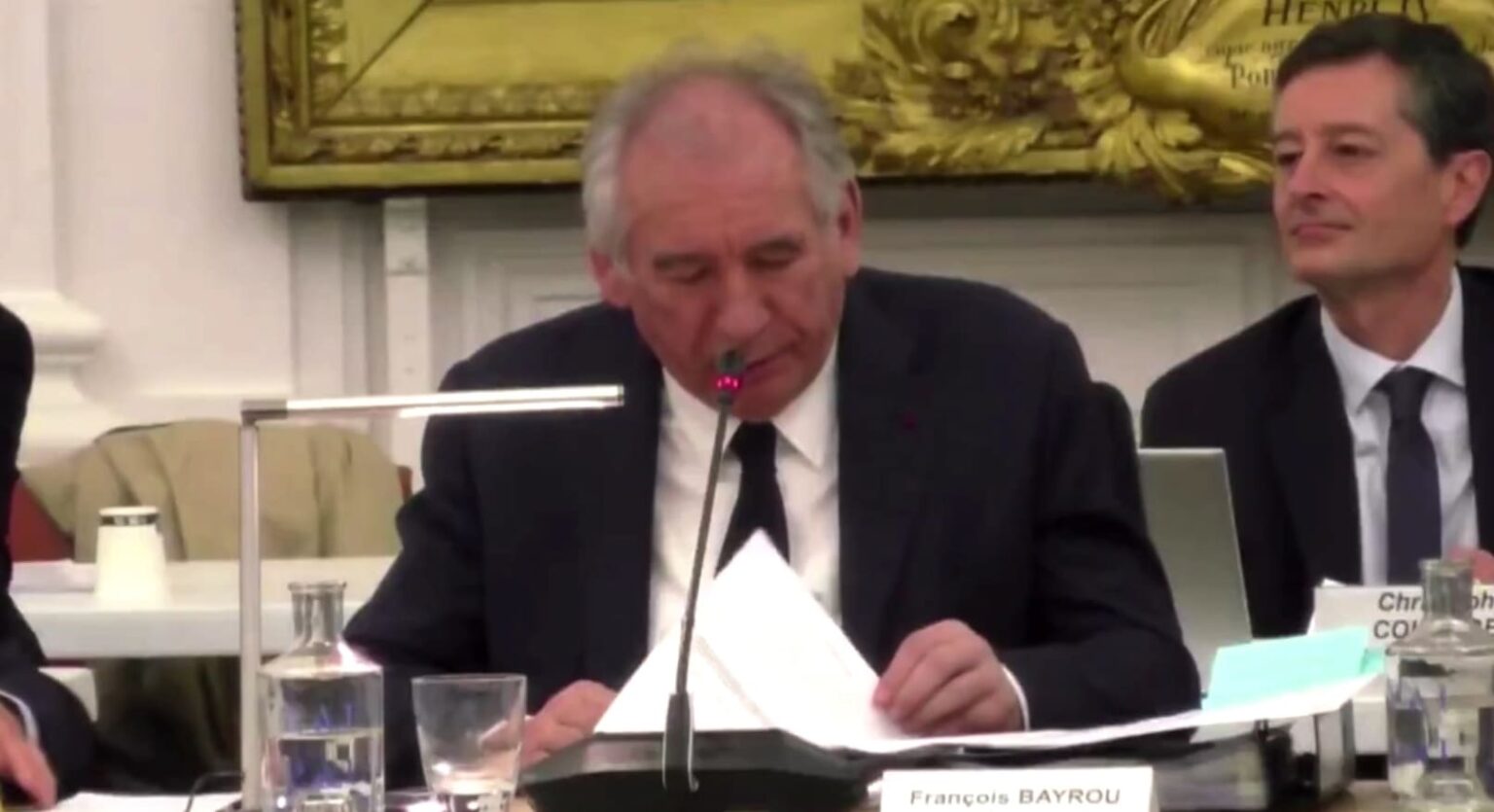 BUZZ - Nel bel mezzo di una riunione del consiglio comunale, François Bayrou imita la pubblicità del Burger King