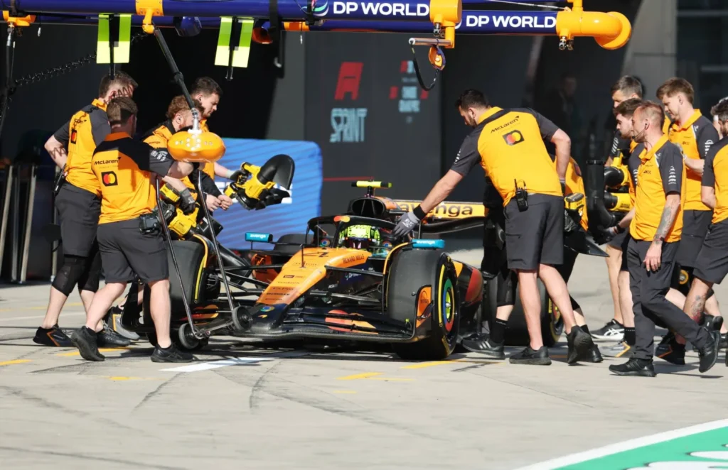 Grand prix de Chine norris le plus rapide devant leclerc lors des essais libres