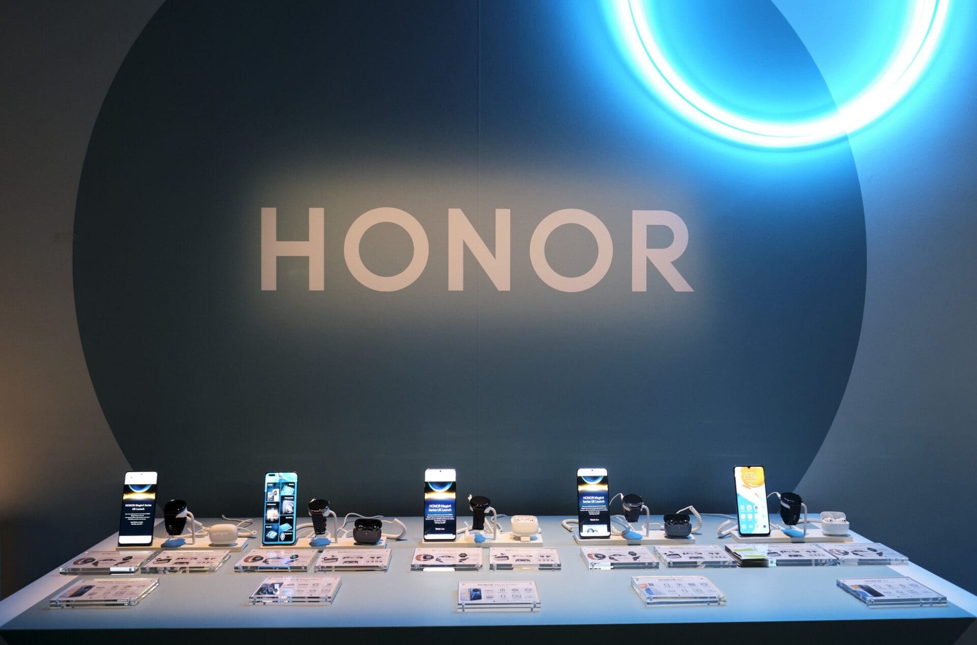 "Honor" innove avec de nouveaux smartphones dotés de fonctionnalités avancées alliant intelligence artificielle et design ultra-fin