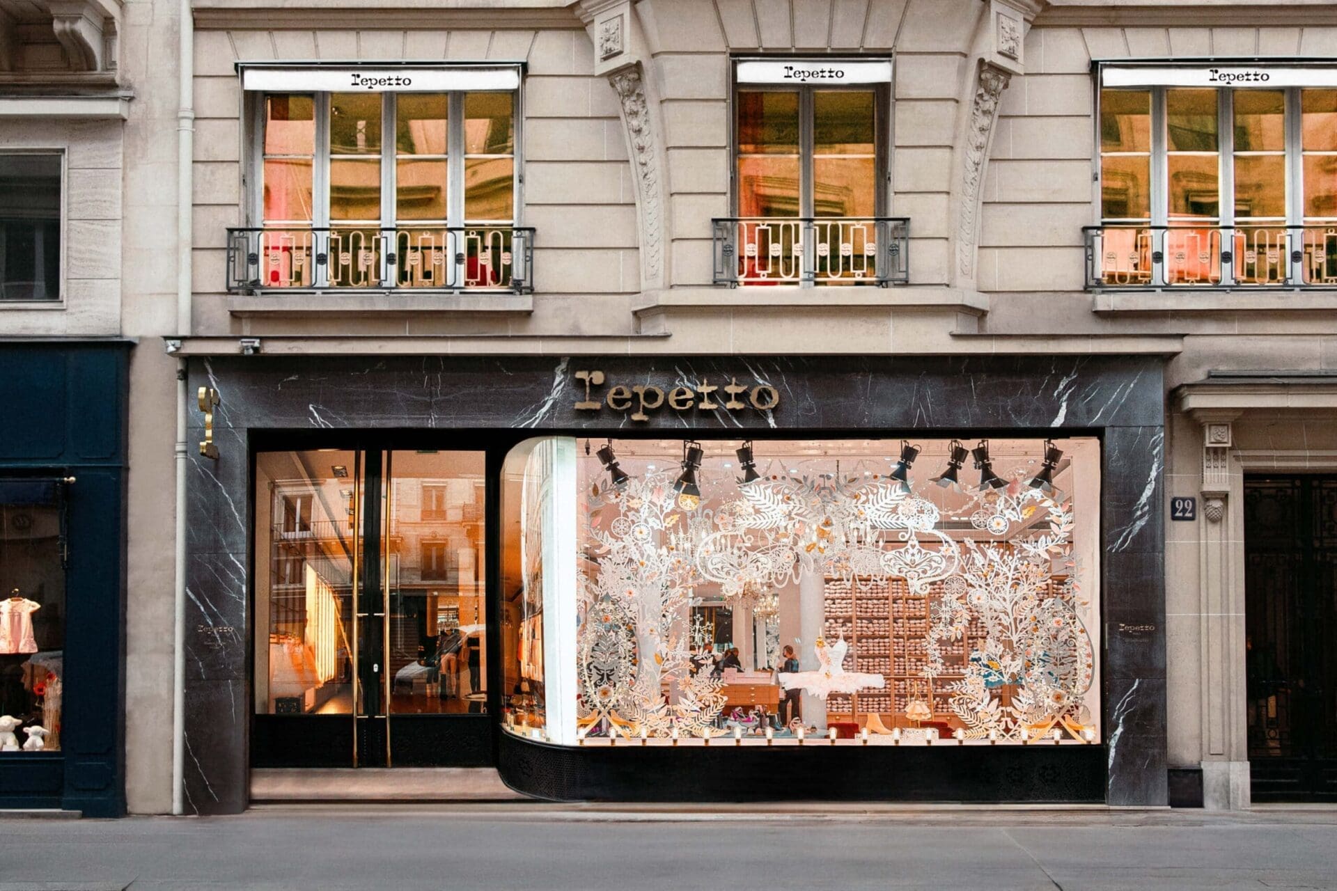 Repetto ouvre son “Café Rose” pour la Fashion Week et la Journée des Droits des Femmes
