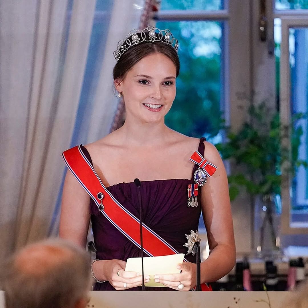 إنغريد ألكسندرا، أميرة النرويج، ستظهر قريبًا لأول مرة في حفل ملكي... أي تاج سترتديه؟ 2