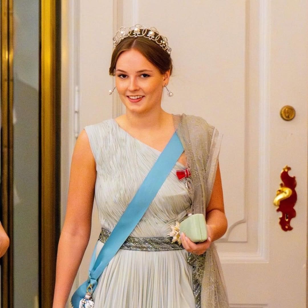 إنغريد ألكسندرا، أميرة النرويج، ستظهر قريبًا لأول مرة في حفل ملكي... أي تاج سترتديه؟ 3