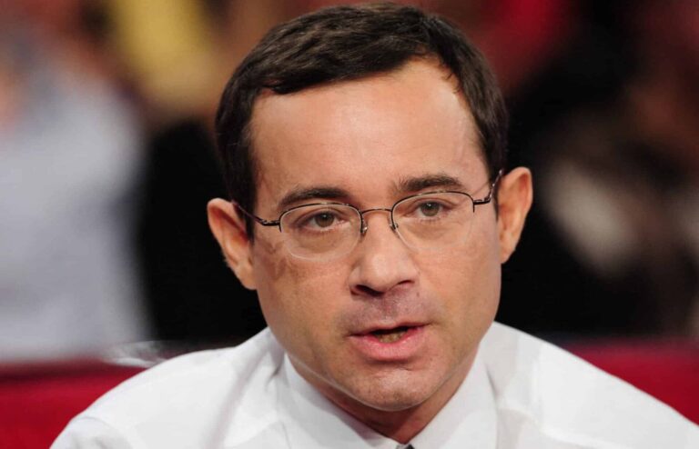 RMC annonce le grand retour de l’émission ‘Ça se discute.’ Découvrez qui va succéder à Jean-Luc Delarue : Estelle Denis