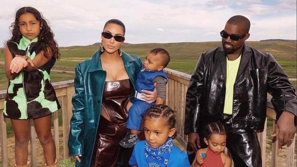 Kanye West a fait une confession choc lors d’une interview avec DJ Akademiks, au sujet de son mariage passé avec Kim Kardashian et des enfants qu’il a eus avec elle. Dans une conversation particulièrement agressive et offensante d’une heure, publiée dimanche sur YouTube, le rappeur de 47 ans, aujourd’hui connu sous le nom de Ye, a déclaré qu’il regrettait d’avoir eu des enfants avec son ex-femme Kim Kardashian. « C’était ma faute. « Je ne voulais pas avoir d’enfants avec cette femme après les deux premiers mois passés avec elle », a-t-il déclaré. Il a ajouté : « Je n’ai pas obtenu les droits sur leurs noms ou leurs ressemblances, ou du moins une garde partagée équitable de mes enfants », évoquant la guerre nucléaire entre eux autour de leurs deux filles et deux garçons. « C’est quoi, une garde partagée dans ce cas ? », s’interroge Ye. West et Kardashian ont été mariés pendant six ans (2014–2021) et ont quatre enfants : North (11 ans), Saint (9 ans), Chicago (7 ans) et Psalm (5 ans). Dans la même interview, Ye a également déclaré : « Mes enfants sont des célébrités, et je n’ai aucun mot à dire là-dessus. » Il a poursuivi en accusant : « Cette femme blanche et cette famille blanche contrôlent ces enfants noirs extrêmement influents qui sont à moitié les enfants de Ye. » Cette déclaration explosive survient alors qu’un proche de Kanye West a confié au Daily Mail que sa compagne actuelle, Bianca Censori, aurait élaboré un plan pour avoir un enfant dans le but de sauver leur mariage, en pleine rumeur persistante de divorce — bien que certains craignent qu’elle n’ait des motivations cachées
