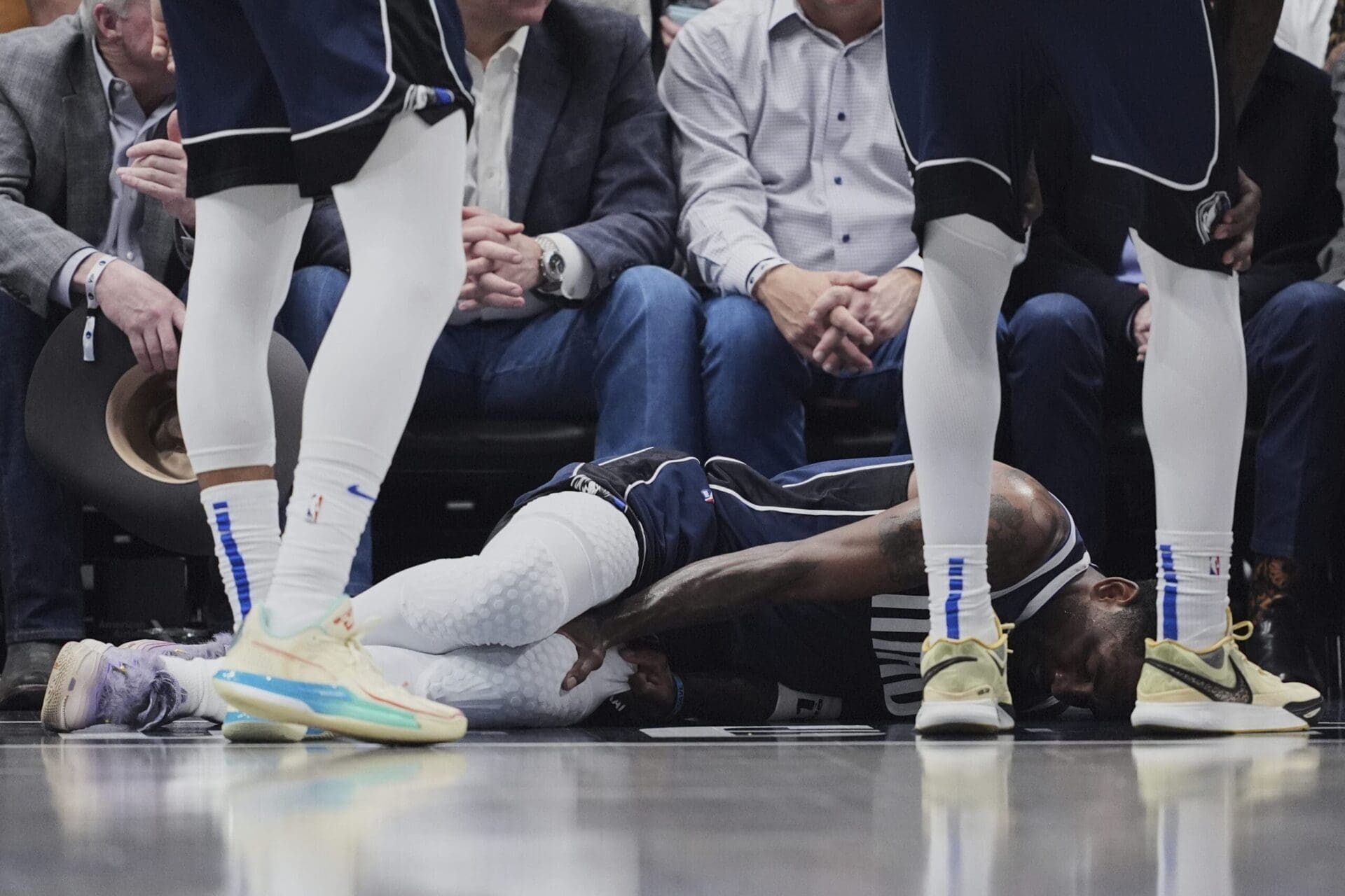 NBA : Terrible nouvelle pour les Mavs, Kyrie Irving victime d'une entorse au genou, il tire ses lancers francs et quitte le match