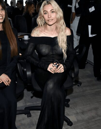 MODE - La fille de Michael Jackson, Paris, imite Bianca Censori avec une robe complètement transparente