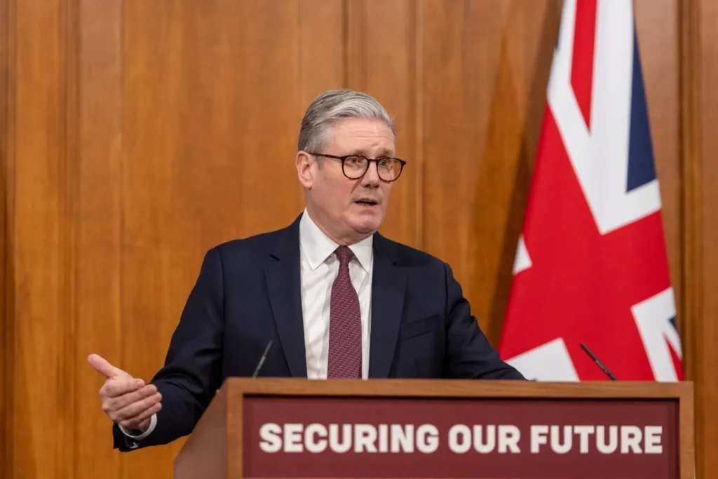 Le Premier ministre britannique, Keir Starmer, a annoncé qu’environ 25 dirigeants des pays alliés ont convenu, hier (samedi), de continuer à durcir les restrictions imposées à l’économie russe. L’objectif est de pousser le président russe, Vladimir Poutine, à rejoindre la table des négociations afin de parvenir à un accord de cessez-le-feu dans sa guerre contre l’Ukraine. Lors d’une conférence de presse à Londres, Starmer a déclaré aux journalistes que « les sanctions ont eu des effets extrêmement profonds sur l’économie russe », selon l’agence Bloomberg. Il a ajouté « Nous ne devons pas sous-estimer l’impact qu’elles ont déjà eu. En doublant et en renforçant ces sanctions, nous accroîtrons encore la pression. » Après un appel téléphonique avec les dirigeants alliés, Starmer a affirmé que les pays occidentaux continuent de mobiliser leur influence politique et militaire. Après avoir annoncé de nouveaux engagements envers l’Ukraine pour l’après-guerre, ils entrent désormais dans la « phase d’exécution » pour mettre en place des garanties de sécurité pour le pays, plus de trois ans après l’invasion russe. Il a précisé que les chefs militaires des nations alliées se réuniront jeudi prochain pour poursuivre les discussions. Starmer a insisté sur l’importance d’exercer « un maximum de pression sur la Russie à ce stade ». Il a également accusé Poutine d’adopter une stratégie de « oui, mais pas assez », l’accusant de retarder le cessez-le-feu en affirmant que la Russie devait examiner les propositions et y ajouter des conditions.