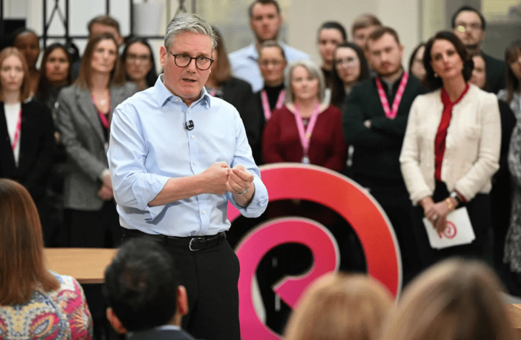 Le Premier ministre britannique, Keir Starmer, visite un centre médical à Kingston upon Hull, dans le nord-est de l'Angleterre (AFP).