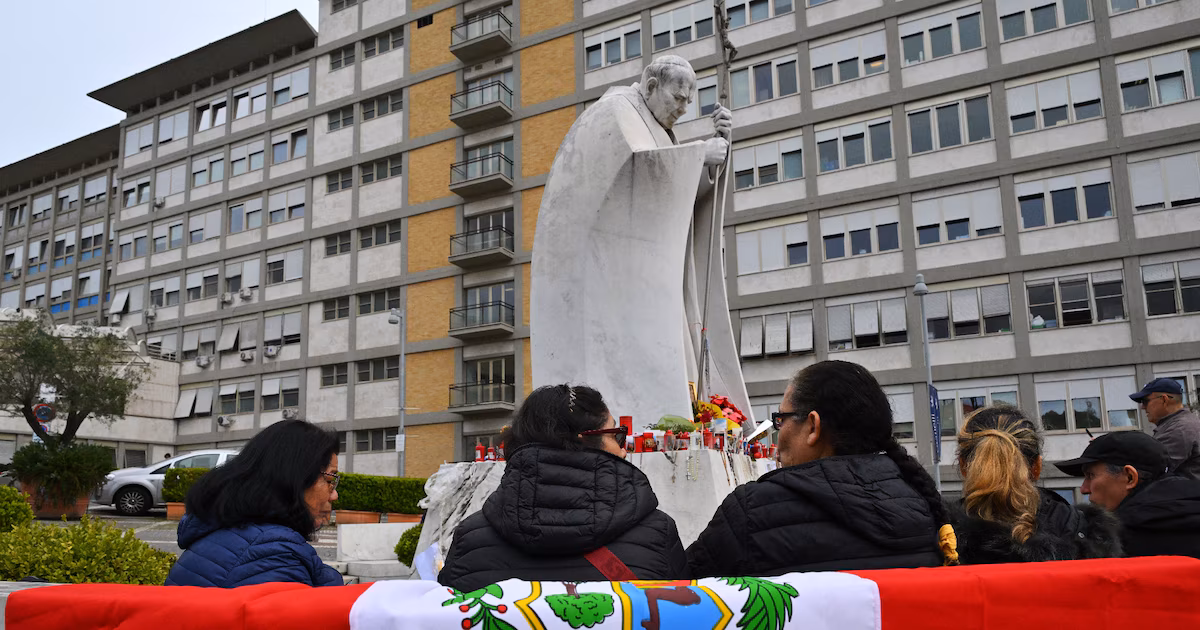 Le Vatican confirme l'amélioration de la santé du pape François malgré sa lutte contre la pneumonie