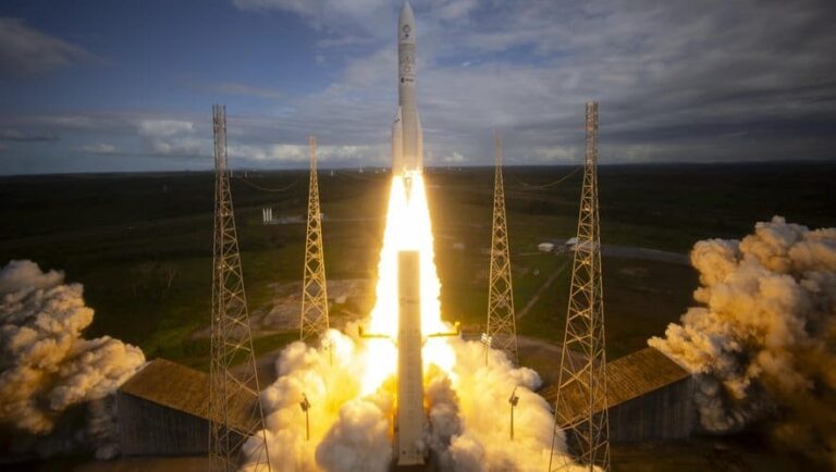 Le lanceur Ariane 6 prêt au décollage avec un satellite militaire français
