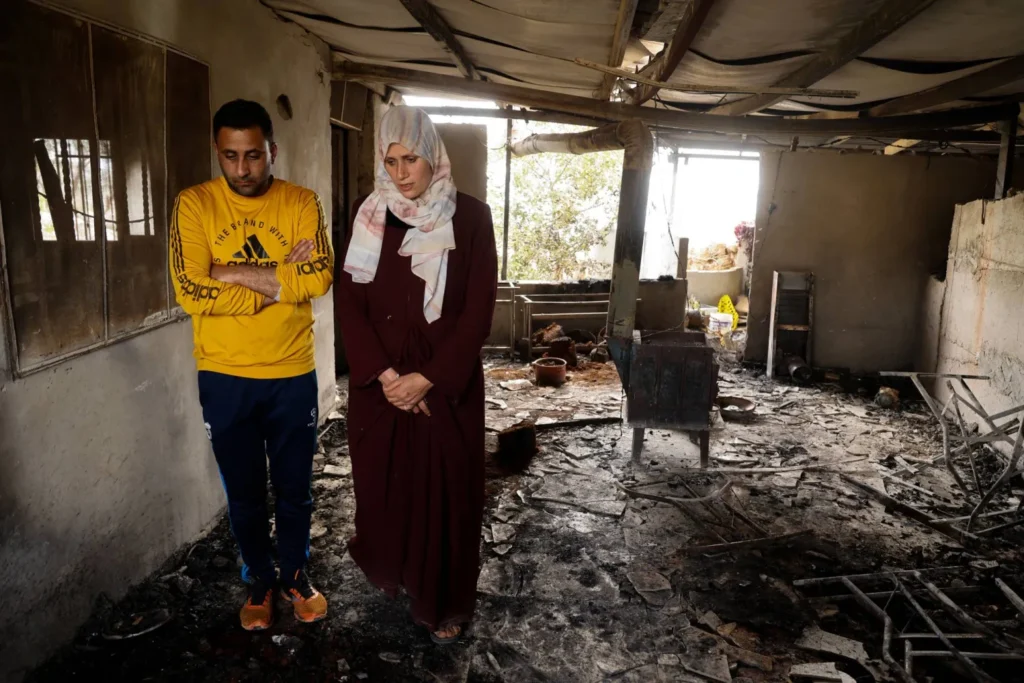 Le ministère des Affaires étrangères palestinien appelle à une intervention internationale sérieuse pour arrêter la « guerre d’extermination et de déplacement » Le ministère des Affaires étrangères palestinien a déclaré aujourd’hui (dimanche) qu’Israël cherche délibérément à prolonger la guerre d’extermination et de déplacement contre les Palestiniens en intensifiant le crime consistant à utiliser la famine comme arme dans sa guerre destructrice contre la bande de Gaza, privant ainsi plus de deux millions de Palestiniens de leurs droits humains et civils les plus élémentaires. Dans un communiqué, le ministère a ajouté que toute équation politique qui ne donne pas la priorité à la protection des civils palestiniens dans la bande de Gaza constitue une violation flagrante du droit international et du droit humanitaire international. Le ministère des Affaires étrangères palestinien a appelé à une intervention internationale sérieuse et à une mobilisation de toutes les parties pour mettre fin à la guerre d’extermination et de déplacement. Il a également souligné que la destruction des maisons dans les camps de Jénine, Tulkarem et Nour Shams en Cisjordanie, ainsi que le déplacement de plus de 40 000 Palestiniens, constituent un « crime de nettoyage ethnique et de déplacement forcé ». Vendredi, l’Autorité palestinienne a réaffirmé son attachement à la solution à deux États et a déclaré que la priorité actuelle était d’instaurer un cessez-le-feu dans la bande de Gaza, de garantir l’acheminement de l’aide humanitaire et de permettre à l’Autorité de reprendre ses responsabilités dans le territoire.