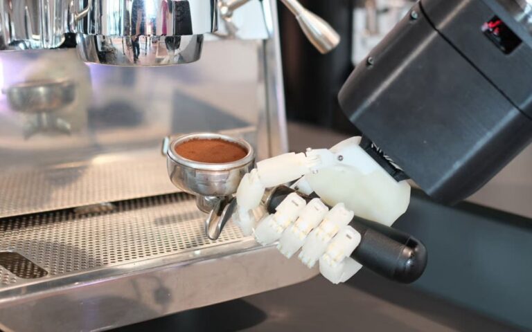 Le robot barista du futur : une intelligence artificielle qui imite le savoir-faire humain !