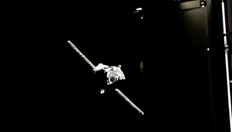 Le vaisseau cargo spatial "Progress MS-30" s'amarre à la Station spatiale internationale