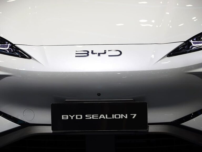 Les ventes de BYD dépassent les 100 milliards de dollars en 2024… et surpassent Tesla