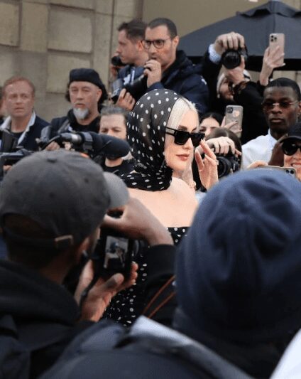 Mode -  Nour Arida en blonde rayonne de féminité avec les créations de Nina Ricci et Chloé à Paris