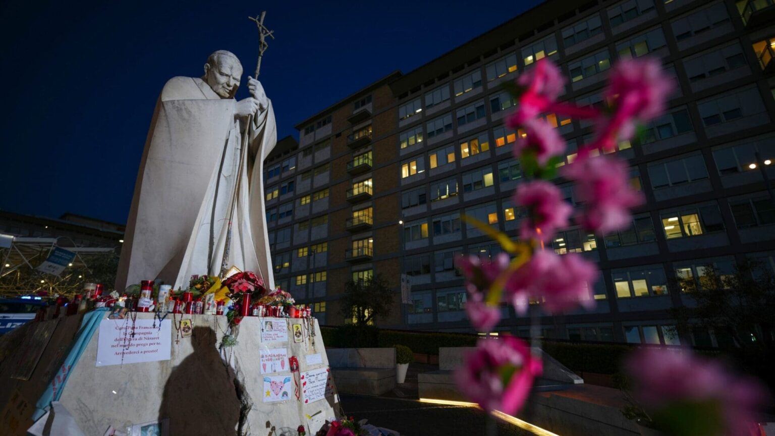 Vidéo – Le pape François poursuit sa convalescence à l&rsquo;hôpital de Rome avec une réduction de sa dépendance à l&rsquo;oxygène.